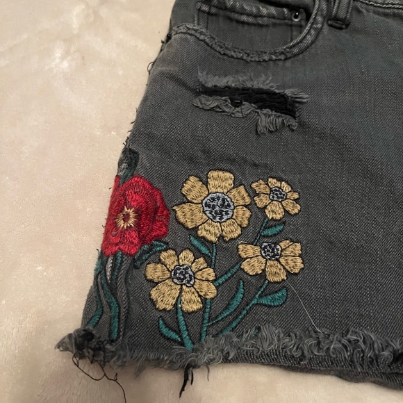 LAST CHANCE 🤍DESIGN LAB - Embroidered Flower and Hummingbird Black Jean Shorts - Picture 2 of 10